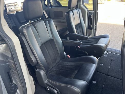 Used 2017 Dodge Grand Caravan SXT image 12
