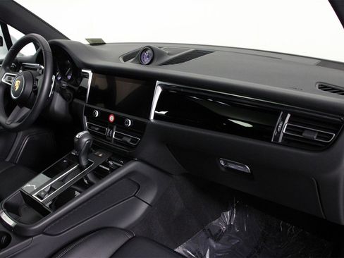 Used 2025 Porsche Macan image 24