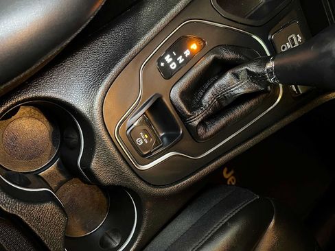 Used 2019 Jeep Cherokee Latitude Plus FWD image 33