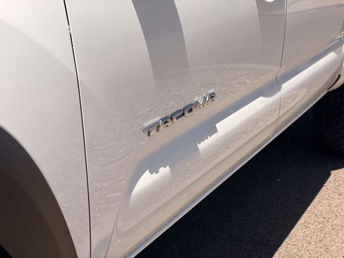 Used 2016 Toyota Tacoma TRD Off-Road w/ Premium & Technology Package AWD/4WD image 4
