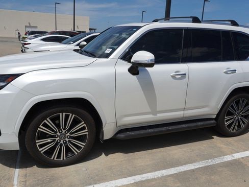 Certified 2024 Lexus LX 600 4WD w/ Luxury Package image 5