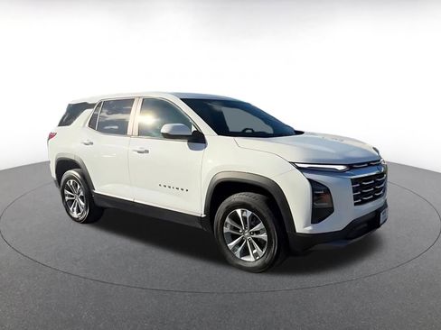 Used 2025 Chevrolet Equinox LT image 2