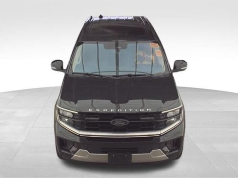 Used 2025 Ford Expedition Platinum AWD/4WD image 2
