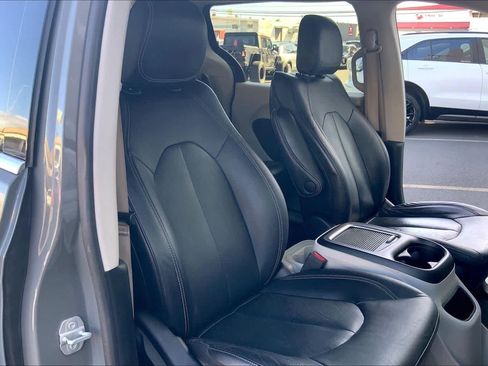 Used 2022 Chrysler Pacifica Touring-L image 12