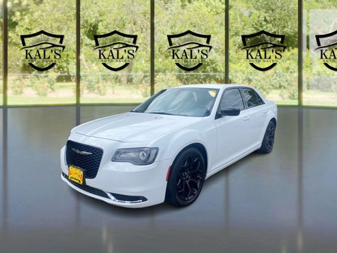 Used 2020 Chrysler 300 Touring w/ Sport Appearance Package image 1