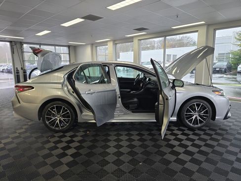 Used 2024 Toyota Camry SE image 17