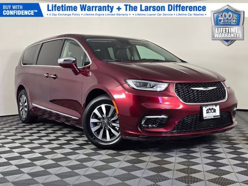 Used 2022 Chrysler Pacifica Limited w/ Uconnect Theater Family Group FWD image 1