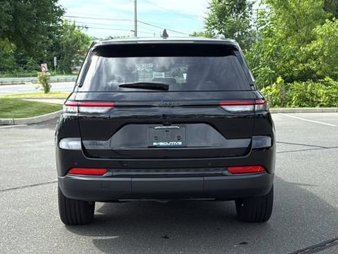 Used 2024 Jeep Grand Cherokee Altitude AWD/4WD image 5