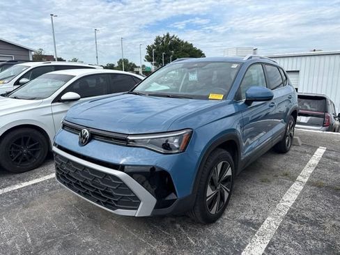Used 2025 Volkswagen Taos SE AWD/4WD image 1