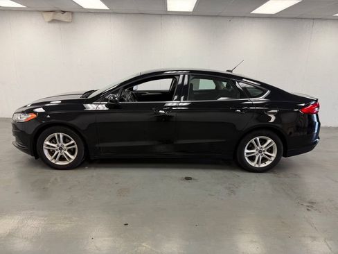 Used 2018 Ford Fusion SE w/ Fusion SE Technology Package FWD image 2