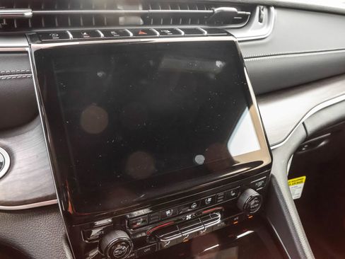 New 2025 Jeep Grand Cherokee Limited w/ Luxury Tech Group II image 18