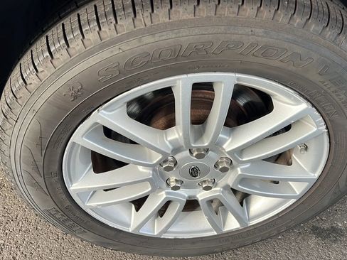 Used 2010 Land Rover Range Rover HSE image 16