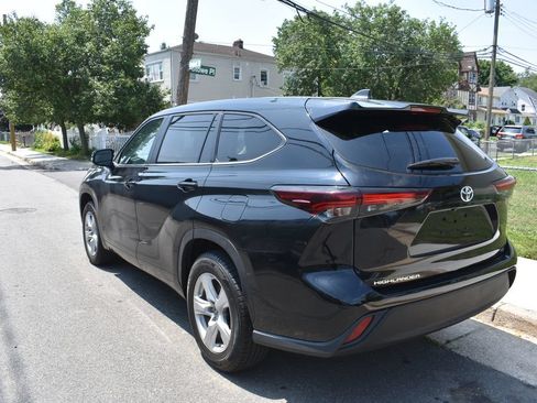 Used 2025 Toyota Highlander LE FWD image 8