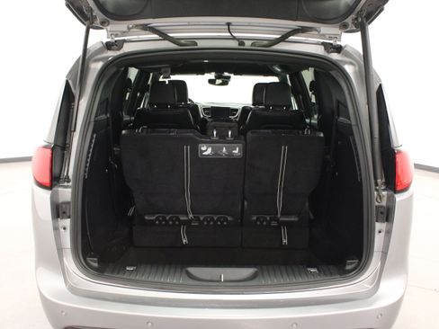 Used 2020 Chrysler Pacifica Touring-L Plus FWD image 12