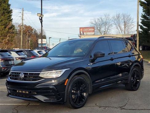 Certified 2022 Volkswagen Tiguan SE R-Line image 32