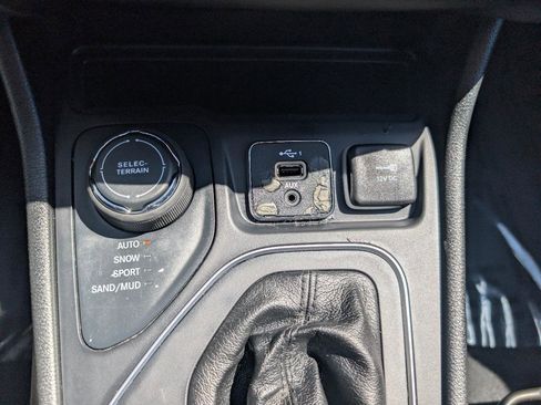 Used 2022 Jeep Cherokee Latitude AWD/4WD image 31