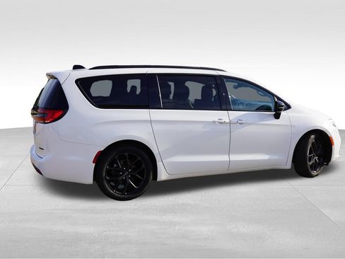 Certified 2025 Chrysler Pacifica Limited FWD image 4