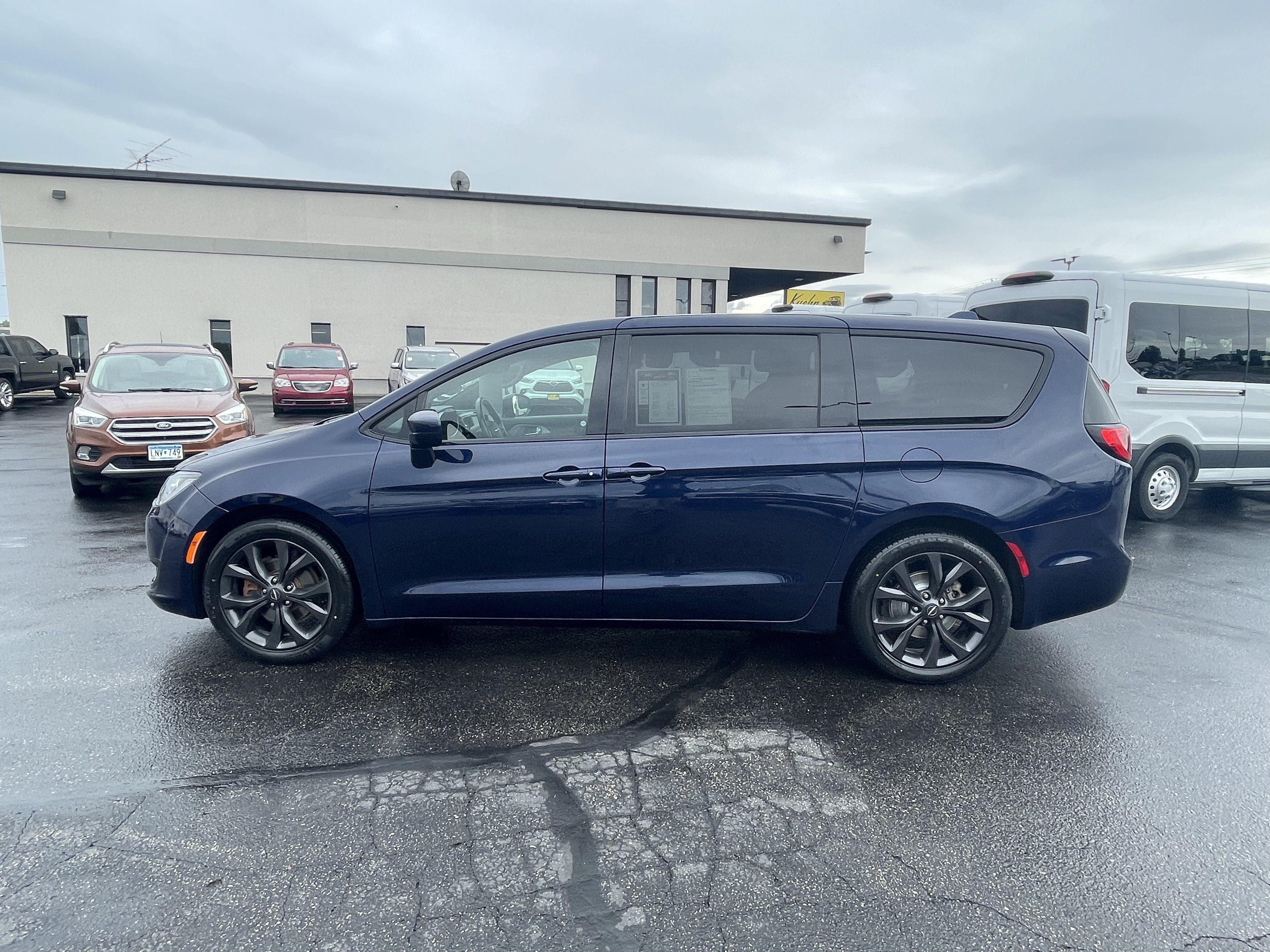 Used 2018 Chrysler Pacifica Touring Plus w/ S Appearance Package FWD image 5