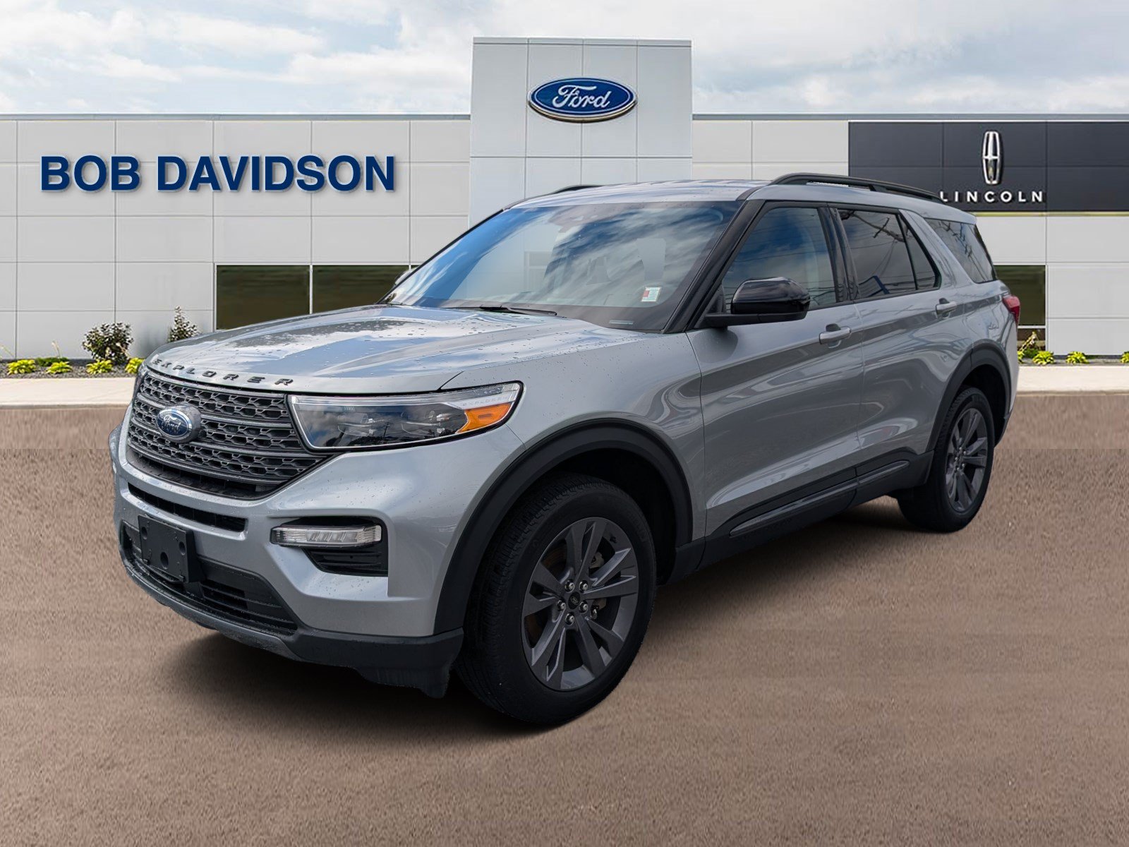 Certified 2023 Ford Explorer XLT w/ Equipment Group 202A AWD/4WD image 1