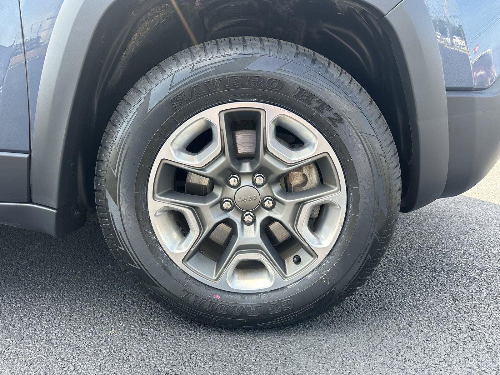 Used 2019 Jeep Cherokee Trailhawk w/ Comfort/Convenience Group AWD/4WD image 19