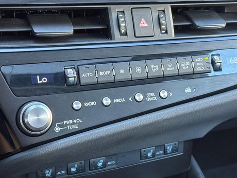 Certified 2025 Lexus ES 300h w/ Premium Package image 20