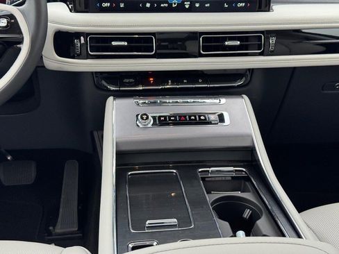 New 2025 Lincoln Aviator AWD w/ Equipment Group 101A image 16