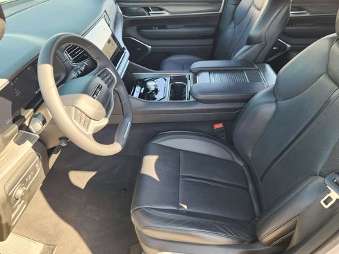Used 2024 Jeep Wagoneer Series II w/ Flexible Seating Group RWD image 13