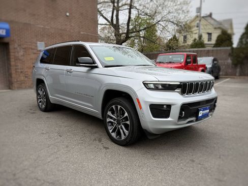 Used 2023 Jeep Grand Cherokee L Overland w/ Advanced Protech Group III AWD/4WD image 3