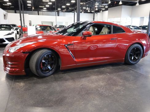 Used 2015 Nissan GT-R Premium image 9