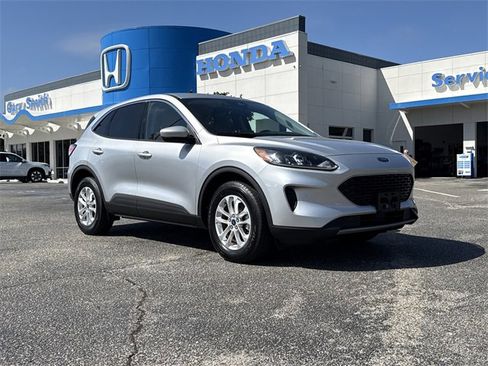 Used 2020 Ford Escape SE image 2