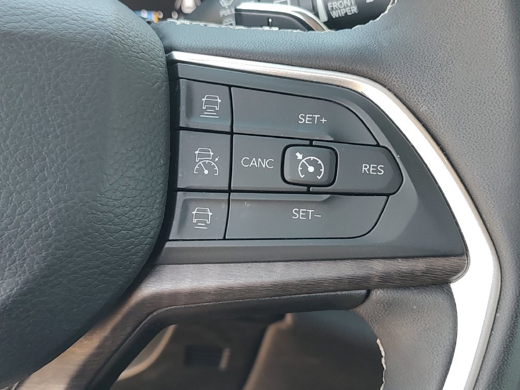 Used 2023 Jeep Grand Cherokee L Limited w/ Luxury Tech Group II RWD image 21