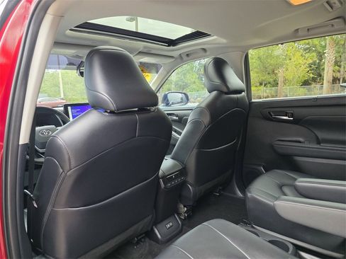 Used 2024 Toyota Highlander XLE image 25