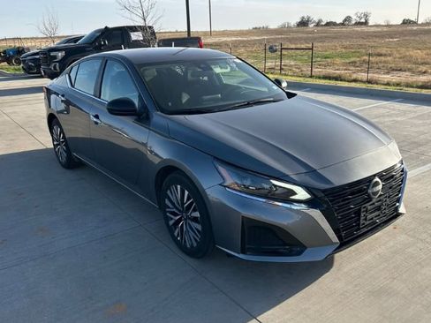 Used 2025 Nissan Altima 2.5 SV image 2