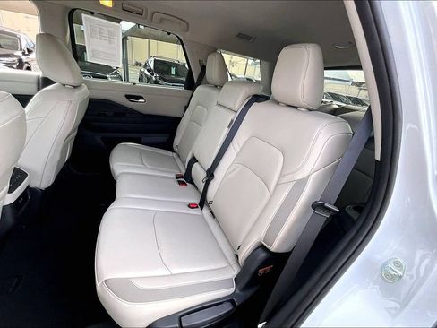 Used 2025 Nissan Pathfinder SL AWD/4WD image 37