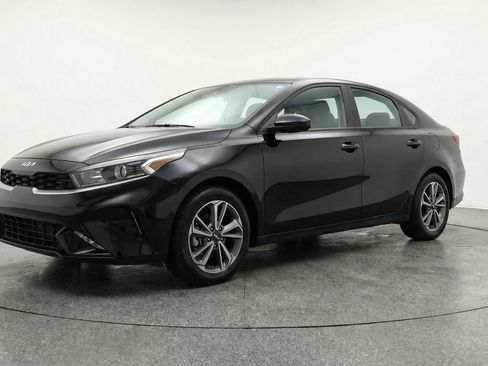 Used 2024 Kia Forte LXS image 3