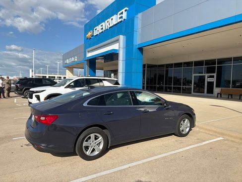 Used 2025 Chevrolet Malibu LS FWD image 2