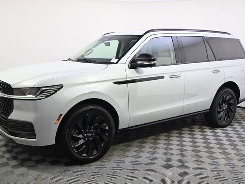 New 2026 Lincoln Navigator Reserve AWD/4WD image 2
