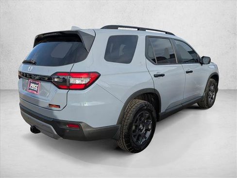 Used 2025 Honda Pilot TrailSport image 5