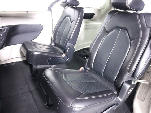 Used 2022 Chrysler Pacifica Touring-L w/ Uconnect Theater Family Group FWD image 37