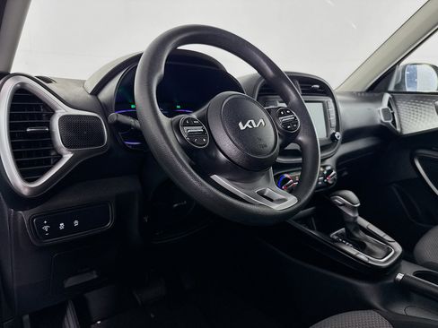 Used 2025 Kia Soul LX w/ LX Technology Package FWD image 19