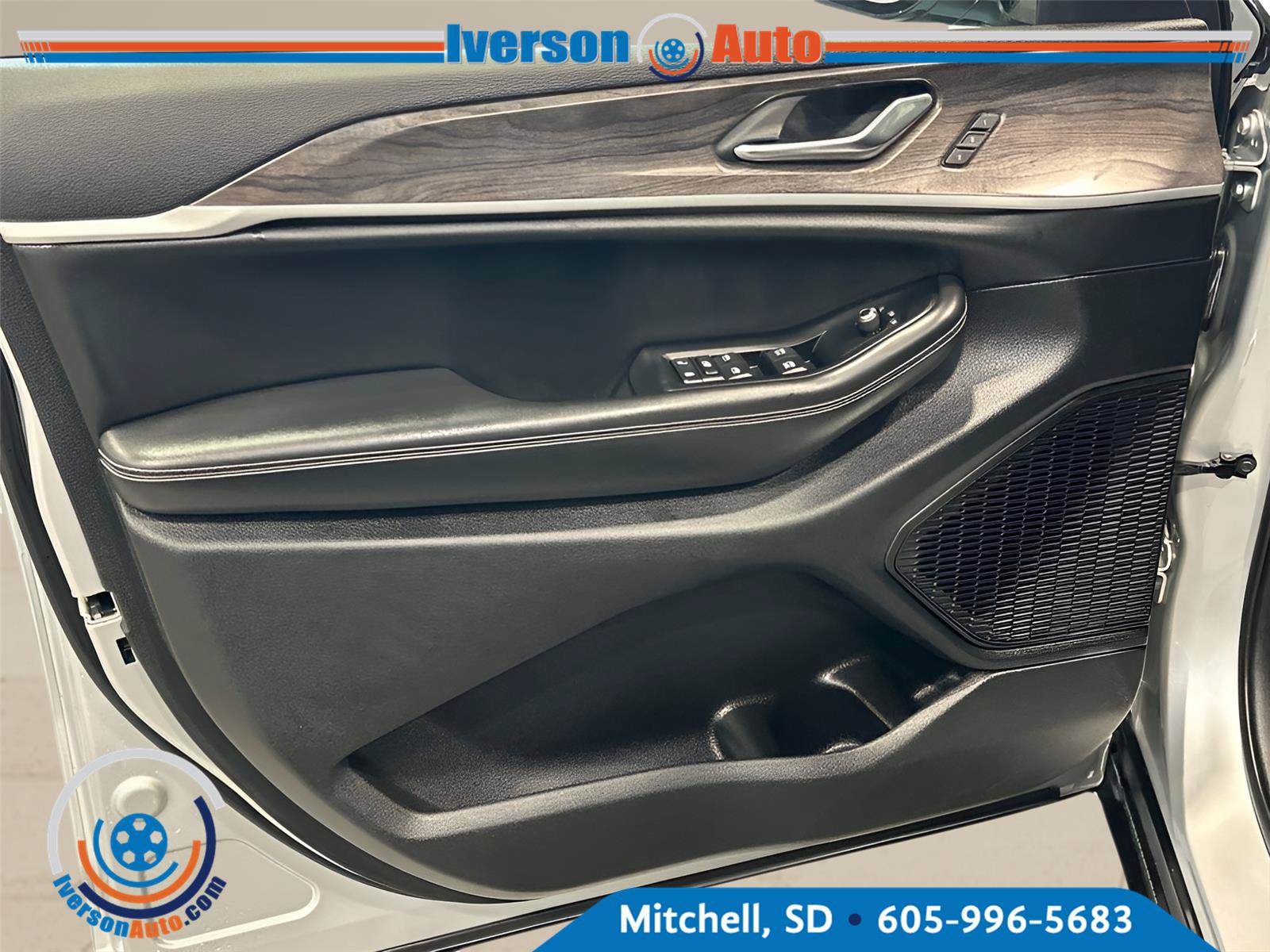 Used 2024 Jeep Grand Cherokee Limited AWD/4WD image 18
