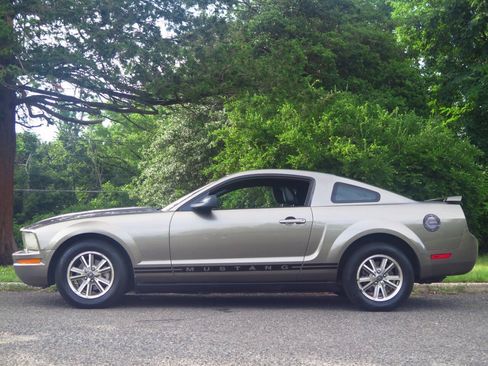 Used 2005 Ford Mustang Premium RWD image 2