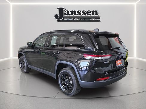 Used 2024 Jeep Grand Cherokee Altitude AWD/4WD image 3
