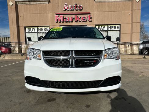 Used 2019 Dodge Grand Caravan SE w/ UConnect Hands-Free Group image 2