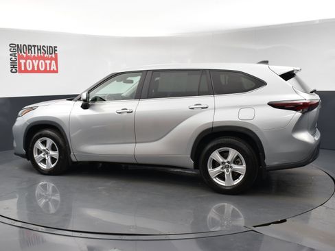 Used 2024 Toyota Highlander LE image 2