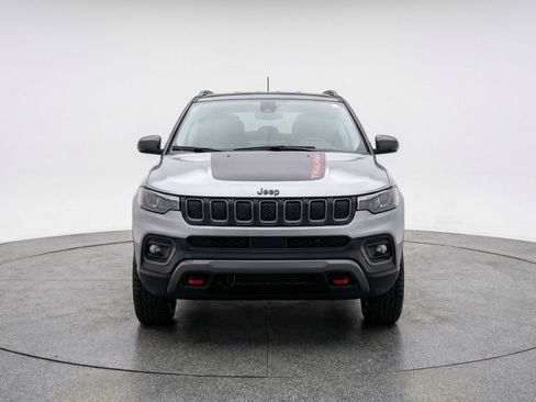 Used 2025 Jeep Compass Trailhawk AWD/4WD image 2