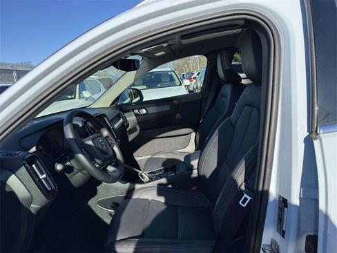 Certified 2025 Volvo XC40 B5 Plus image 13