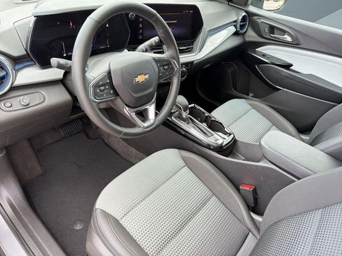 Certified 2025 Chevrolet Trax LT w/ LT Convenience Package FWD image 4