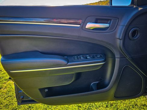 Used 2016 Chrysler 300 Limited image 10