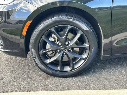 Used 2023 Chrysler Pacifica Touring-L w/ S Appearance Package AWD/4WD image 10